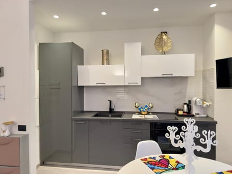 Romantic Suite | Private kitchen | Coffee/tea maker