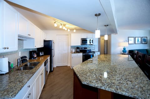 Apartment, 2 Bedrooms | Private kitchen | Fridge, microwave, oven, stovetop