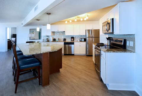 Apartment, 2 Bedrooms | Private kitchen | Fridge, microwave, oven, stovetop