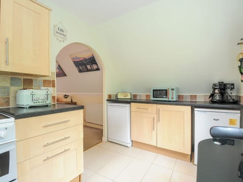 Cottage | Private kitchen | Fridge, dishwasher, electric kettle, toaster