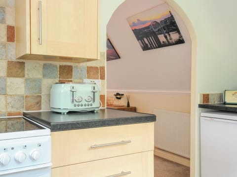 Cottage | Private kitchen | Fridge, dishwasher, electric kettle, toaster