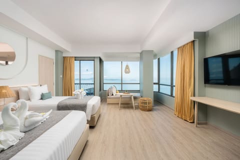 Mini Suite Ocean View Family | In-room safe, desk, blackout drapes, bed sheets