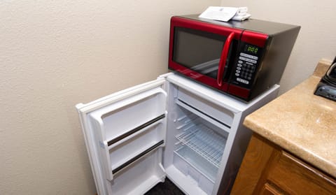 Deluxe Room, 1 King Bed, Jetted Tub (First Floor) | Mini-refrigerator