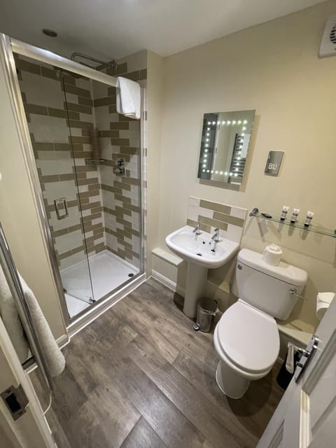 Classic Double Room | Bathroom | Bathtub, eco-friendly toiletries, hair dryer, towels