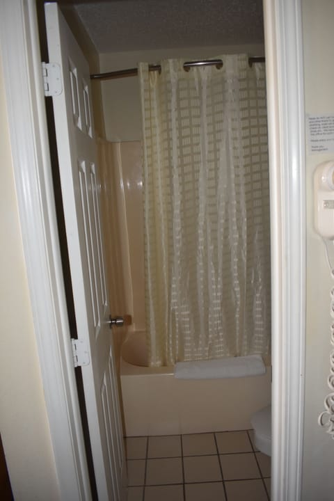 Combined shower/tub, towels