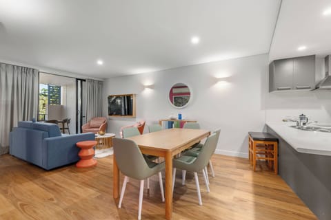 Deluxe Apartment, 2 Bedrooms | Dining room