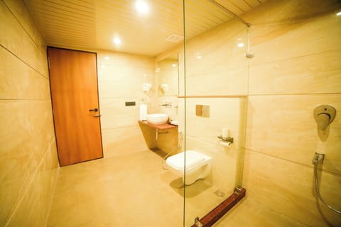 Premium Room, Garden View | Bathroom | Shower, towels