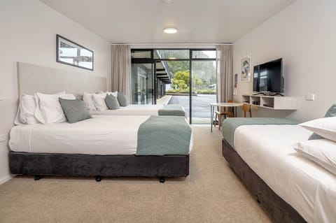 Family Studio Suite, Accessible | Blackout drapes, iron/ironing board, free WiFi, bed sheets