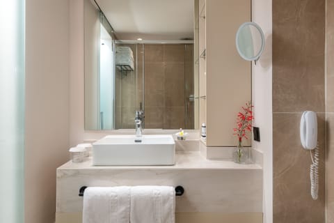 Superior Room, City View | Bathroom | Combined shower/tub, free toiletries, hair dryer, towels