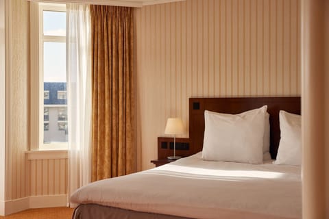 Junior Room | Hypo-allergenic bedding, minibar, in-room safe, desk