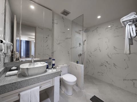 Suite (ASTON) | Bathroom | Shower, free toiletries, slippers, towels