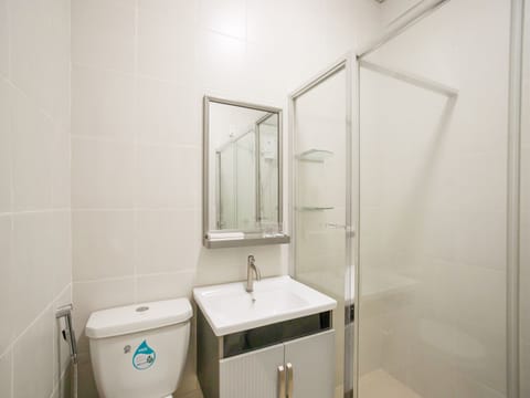 Standard Double Room | Bathroom | Shower, rainfall showerhead, towels