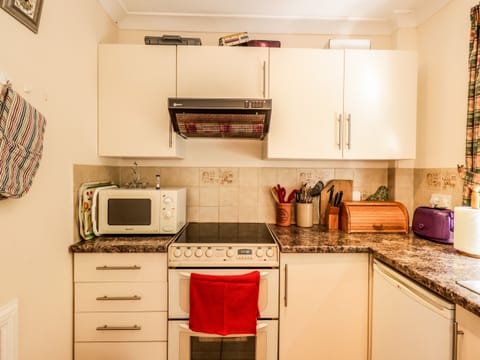 Cottage | Private kitchen | Fridge, dishwasher, electric kettle, toaster