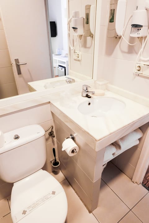 Standard Double Room, Balcony | Bathroom | Deep soaking tub, free toiletries, hair dryer, towels