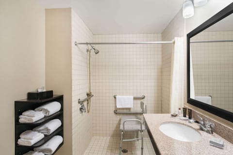 Combined shower/tub, free toiletries, hair dryer, towels