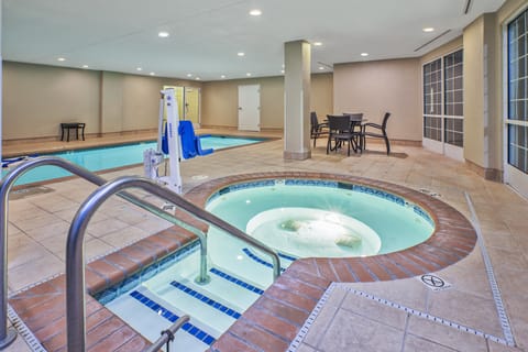 Indoor pool, sun loungers