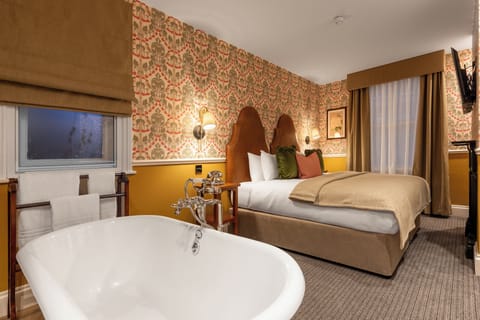 Junior Suite, 1 Bedroom, Bathtub | Bathroom | Shower, rainfall showerhead, free toiletries, hair dryer