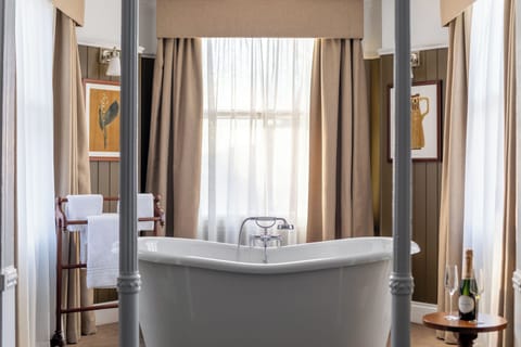 Luxury Suite | Bathroom | Shower, rainfall showerhead, free toiletries, hair dryer