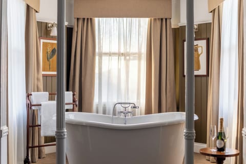 Luxury Suite | Bathroom | Shower, rainfall showerhead, free toiletries, hair dryer