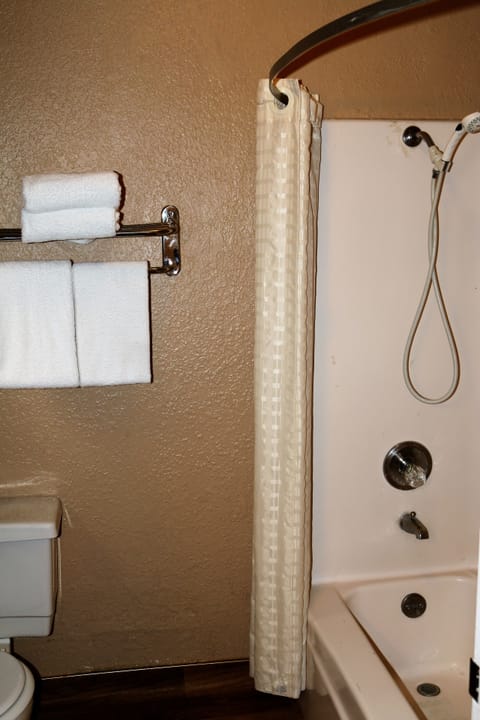 Combined shower/tub, hair dryer, towels