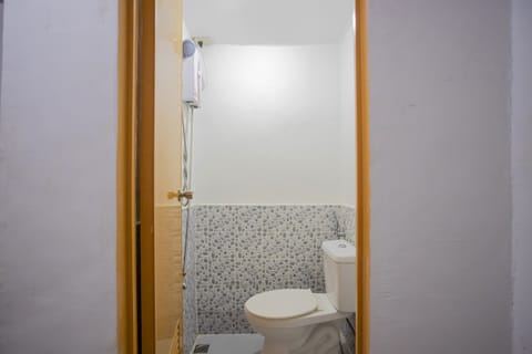 Standard Double Room | Bathroom | Shower, rainfall showerhead, towels