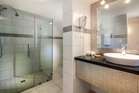 Comfort Room | Bathroom | Shower, hair dryer, towels