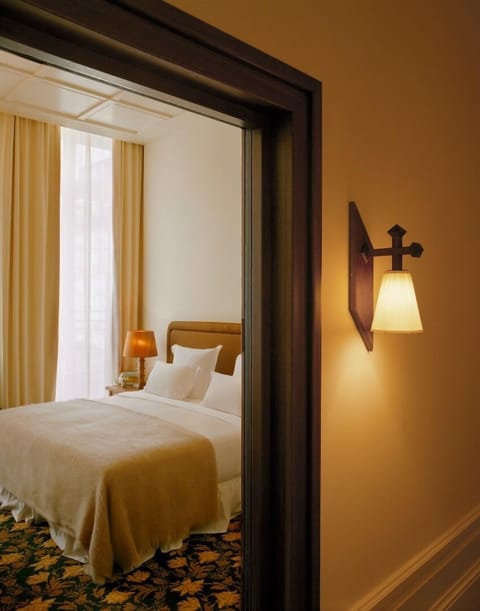 Premier Double Room, Bathtub | Premium bedding, pillowtop beds, minibar, in-room safe