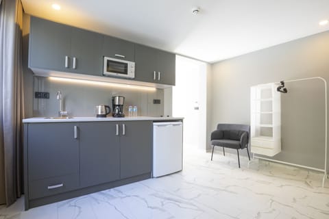 Superior Suite, Private Bathroom | Private kitchen | Mini-fridge