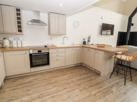 Cottage | Private kitchen | Fridge, dishwasher, electric kettle, cookware/dishes/utensils