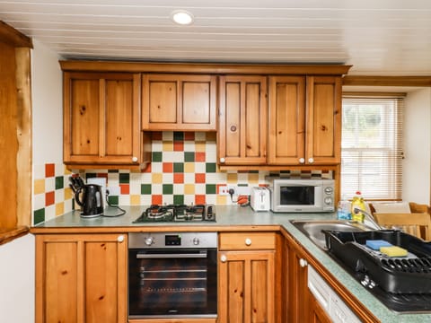 Cottage | Private kitchen | Fridge, electric kettle, toaster, cookware/dishes/utensils