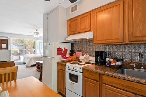 Deluxe Studio Suite | Private kitchen | Fridge