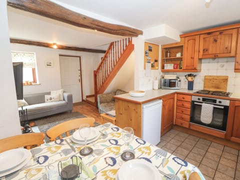 Cottage | Private kitchen | Fridge, cookware/dishes/utensils
