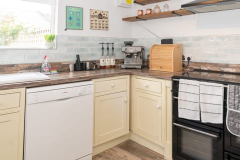 Family House, Private Bathroom, Courtyard View | Shared kitchen | Highchair