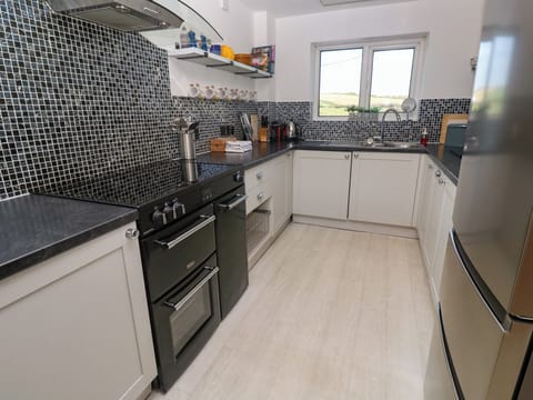 Cottage | Private kitchen | Fridge, dishwasher, electric kettle, toaster