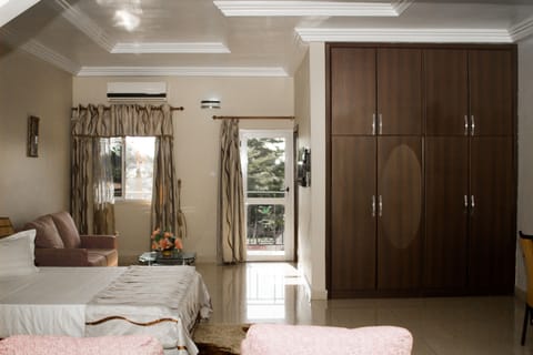 Twin Room | Minibar, in-room safe, desk, iron/ironing board