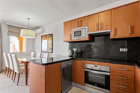 Apartment, Multiple Beds, Non Smoking, Ocean View | Private kitchen | Fridge, microwave, oven, stovetop