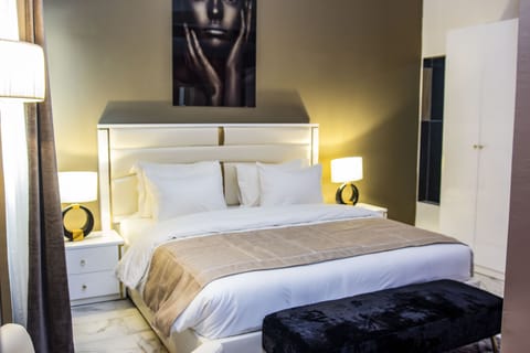 King Suite Room | Premium bedding, in-room safe, desk, free WiFi