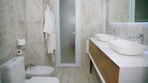 King Suite Room | Bathroom | Shower