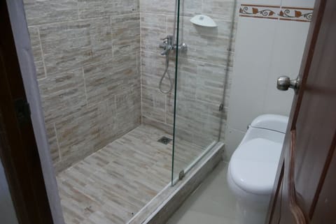 Standard Room, 1 Queen Bed | Bathroom | Shower, rainfall showerhead, free toiletries, hair dryer