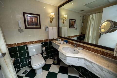 Standard Room | Bathroom | Separate tub and shower, free toiletries, hair dryer, slippers