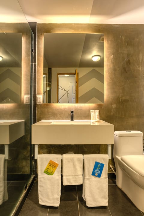 Junior Suite | Bathroom | Shower, free toiletries, hair dryer, towels