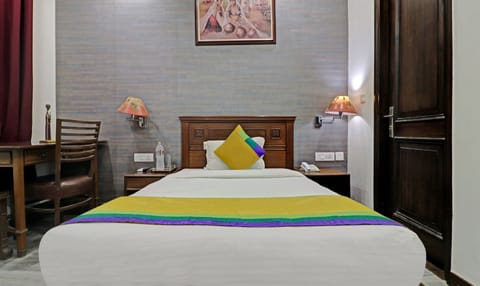 Economy Room | Desk, bed sheets