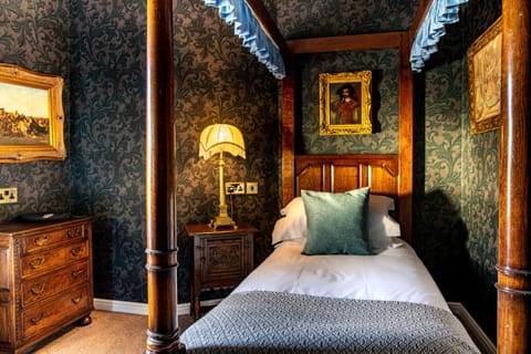 Classic Single Room | Individually decorated, iron/ironing board, free WiFi, bed sheets