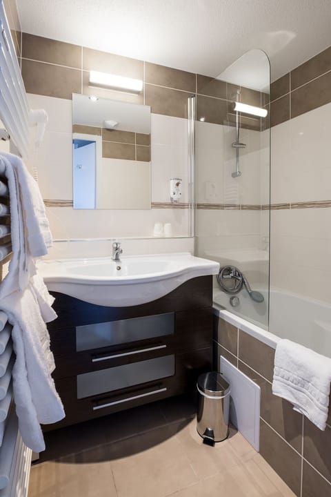 Superior Room | Bathroom | Combined shower/tub, free toiletries, hair dryer, towels