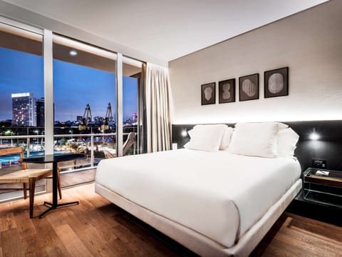 Deluxe Suite, 1 King Bed | Premium bedding, minibar, in-room safe, desk