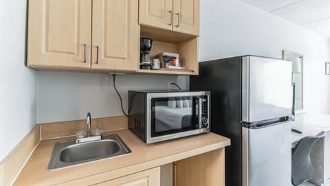 Standard Room, 1 King Bed, Non Smoking, Kitchenette | Private kitchenette | Fridge, microwave, coffee/tea maker