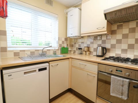 Cottage | Private kitchen | Fridge, dishwasher, cookware/dishes/utensils