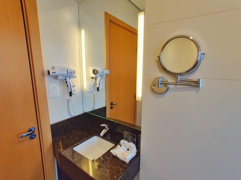 Deluxe Double Room | Bathroom | Shower, towels