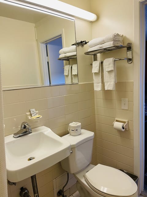 Combined shower/tub, free toiletries, towels