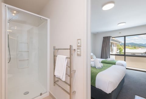 Twin/Triple Studio | Bathroom | Shower, free toiletries, hair dryer, towels